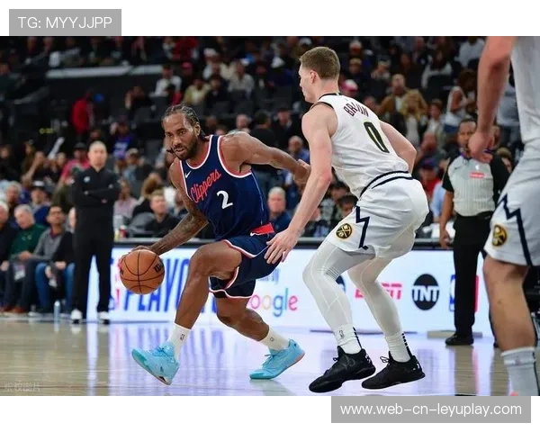 伦纳德底线接球补篮得手，快船守住领先